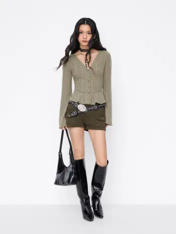 Top con bottoni con orlo a volant, maniche a campana e collo a V foderato in pile