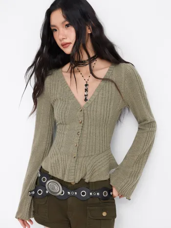 Top con bottoni con orlo a volant, maniche a campana e collo a V foderato in pile