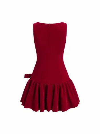 Samtkleid mit Bootshals, Rüschen und Schleife