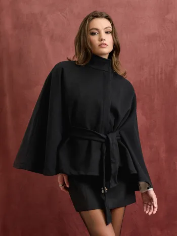 Übergrößiger Jacke mit Stehkragen, Umhangmanschetten und Gürtel im Woll-Look