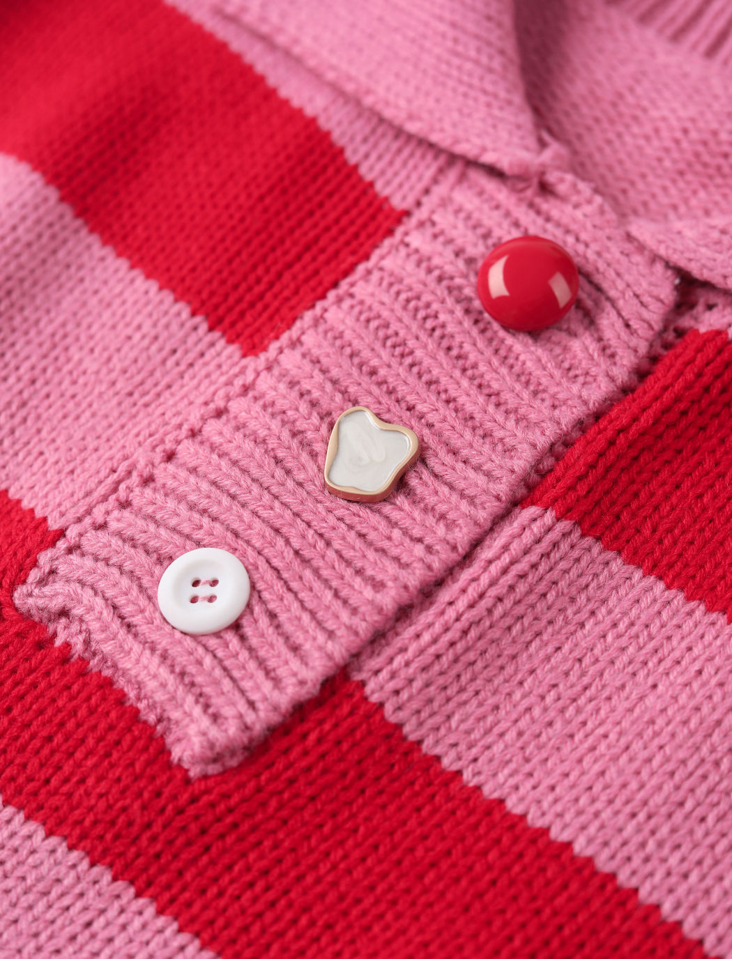 Pullover mit rosa und roten Streifen